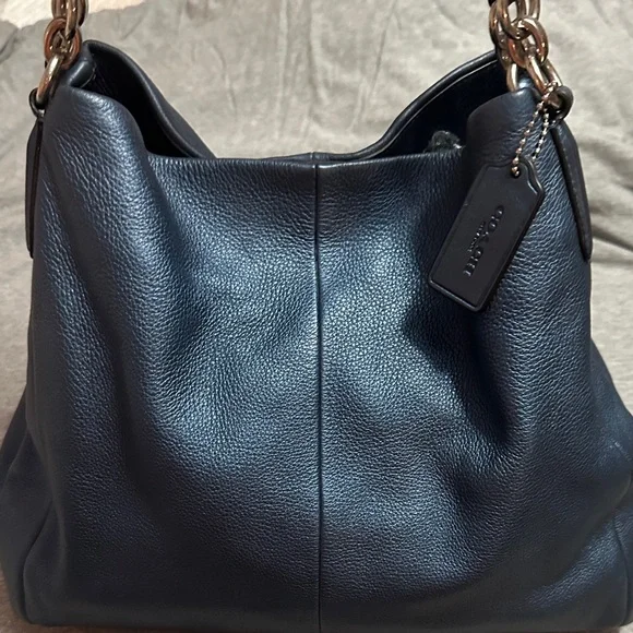 Elegant Navy Leather Shoulder Bag - Picture 6 of 8